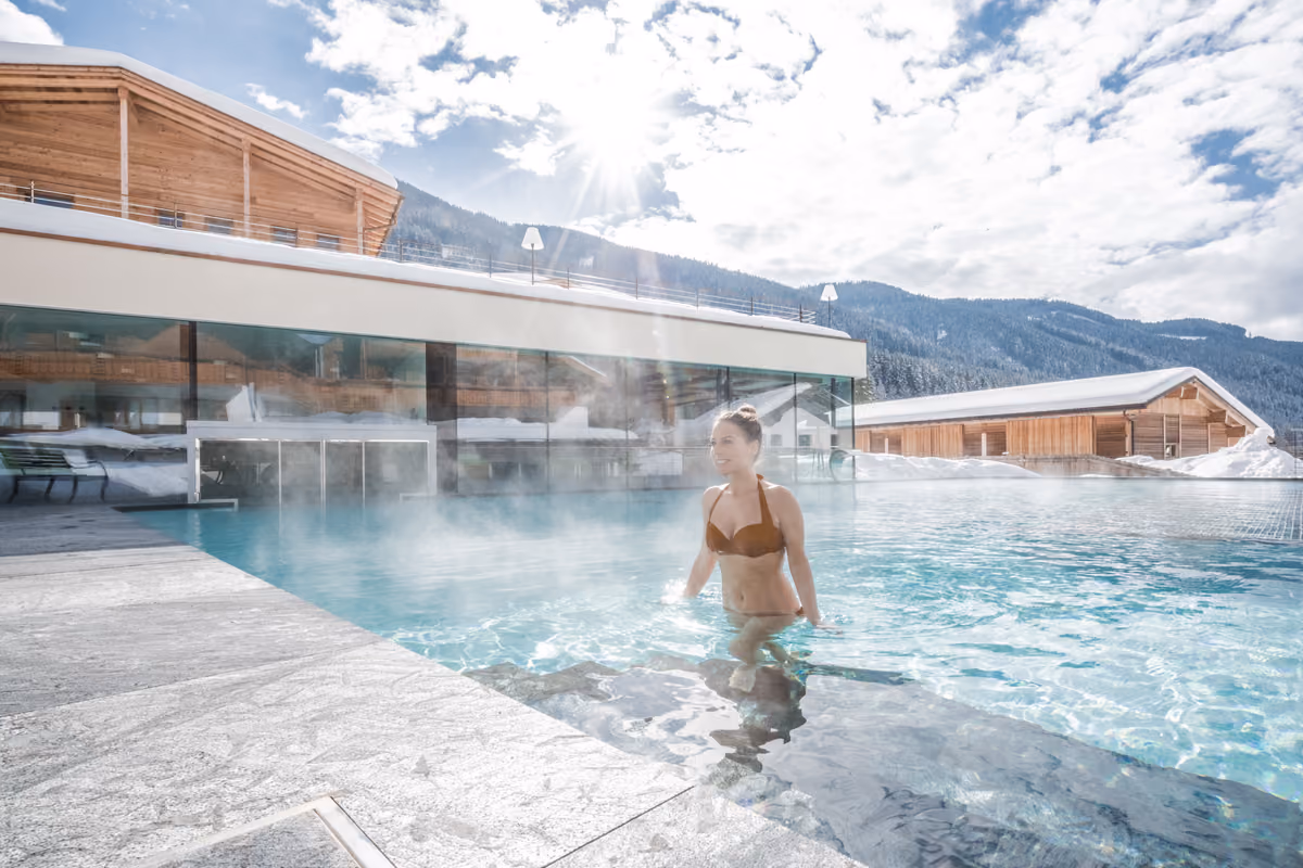 Piscina salina e sci di fondo: l’inverno alpino cambia ritmo in Val Casies