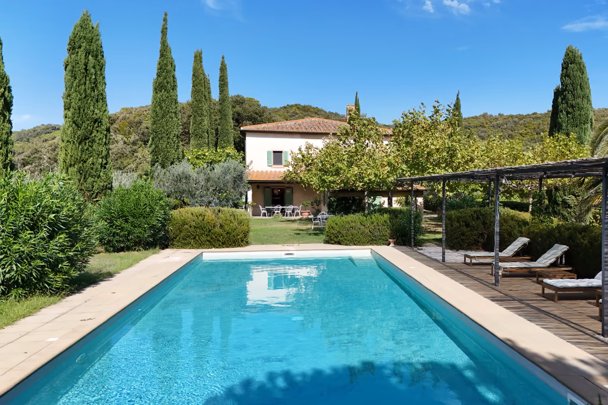 Il complesso di Villa Caiarossa comprende anche una piscina esterna