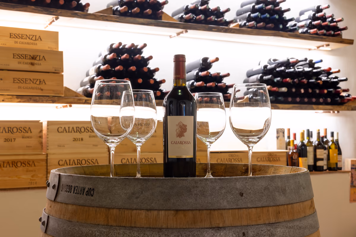 Un'esperienza a Villa Caiarossa è imprescindibile dalla desgustazione dei vini della cantina annessa