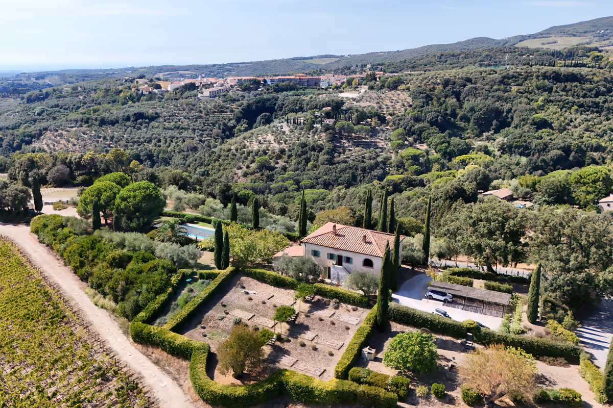 Villa Caiarossa si trova all'interno di un parco di oltre 100 ettari
