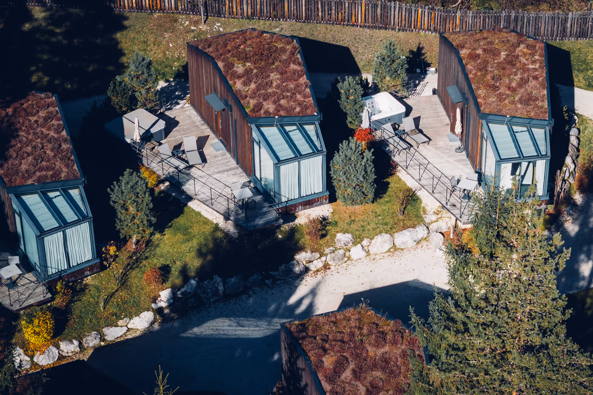 SkyView Chalets, dormire nel foliage sul lago di Dobbiaco
