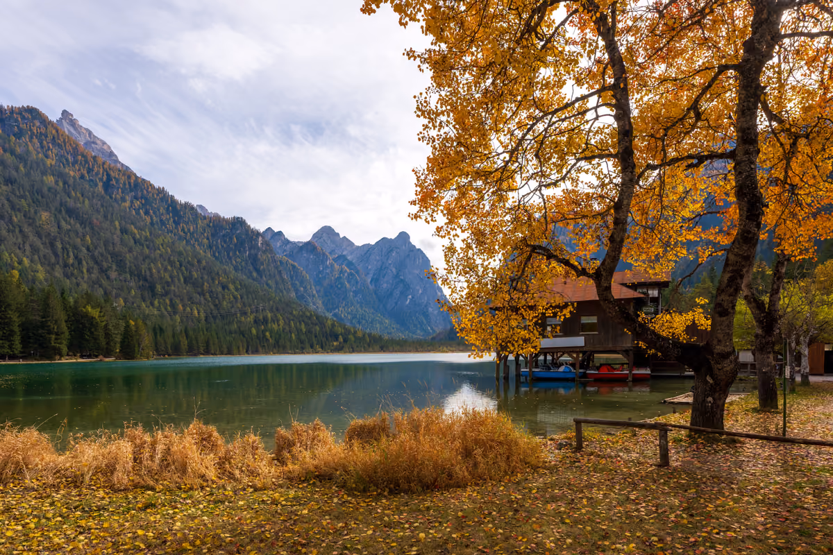 SkyView Chalets, dormire nel foliage sul lago di Dobbiaco