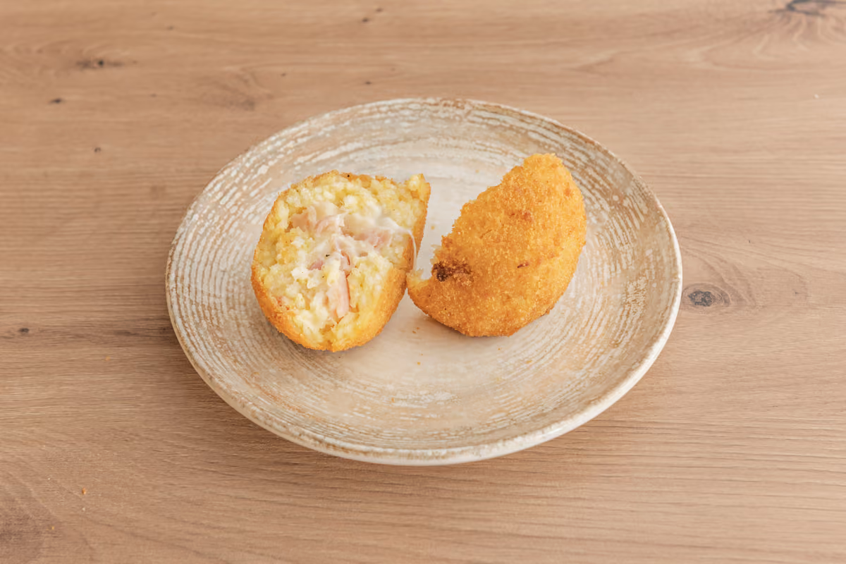 Gli arancini affondano le loro radici, secondo la tradizione, nella Sicilia della dominazione araba