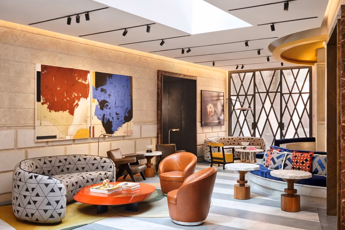 W Lounge: il cuore colorato di W Rome in Via Liguria, dove il lusso contemporaneo incontra l'anima sociale della Capitale