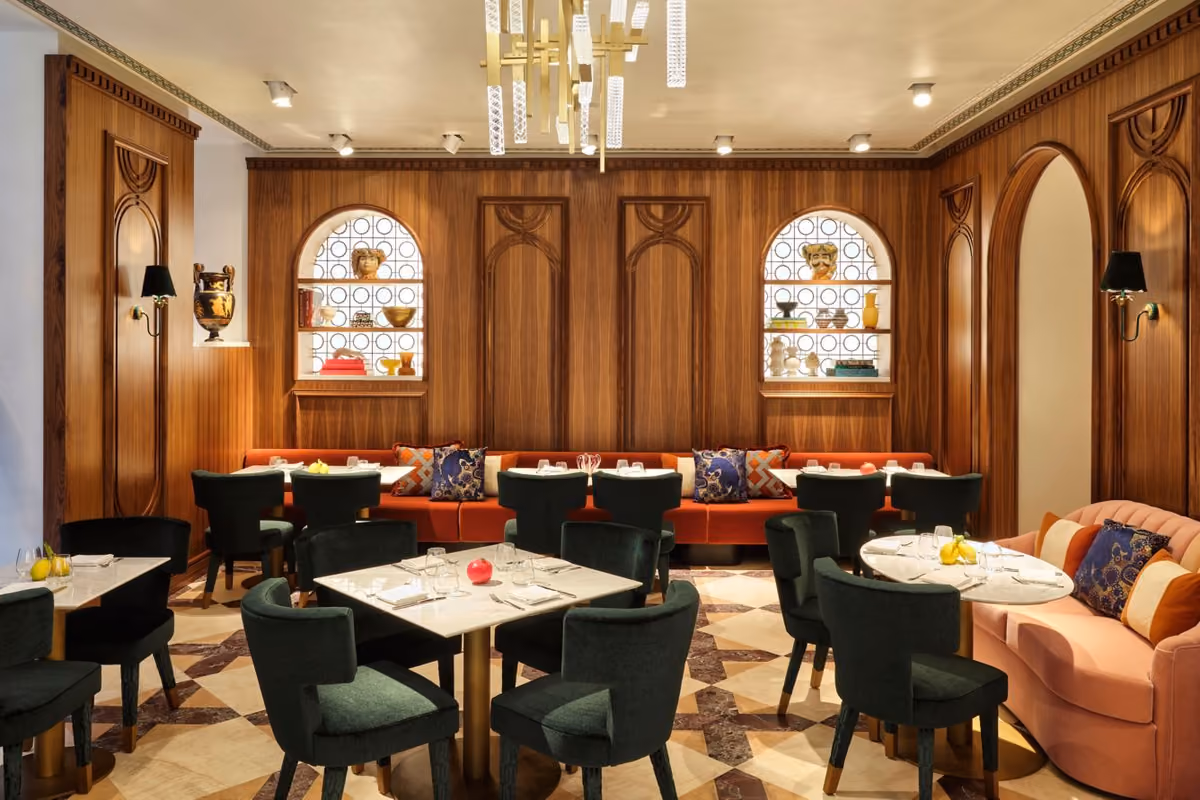 Ristorante Giano: l'elegante sala dell'insegna gastronomica di W Rome, cornice informale per la proposta culinaria di chef Sultano