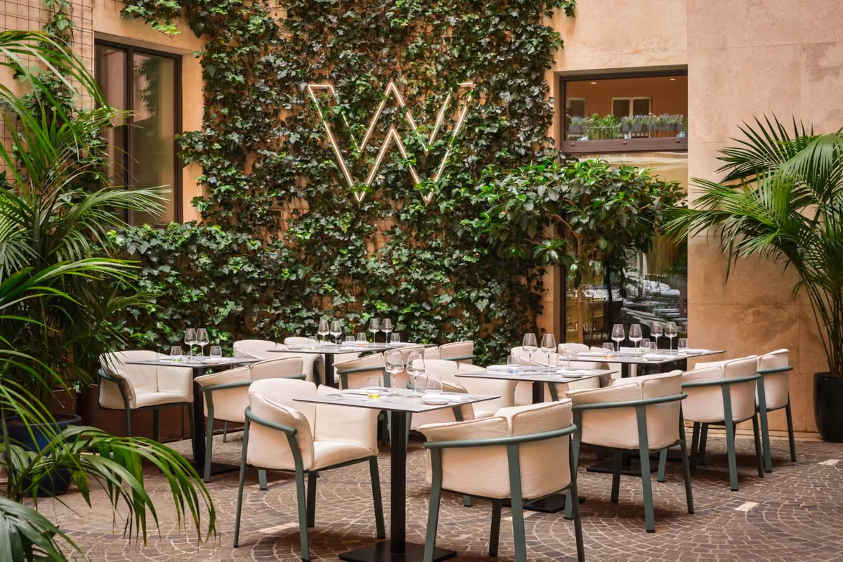 Giardino Clandestino: un'oasi nel cuore dell'hotel pensata per accogliere i romani e abbattere il confine tra hôtellerie e vita cittadina