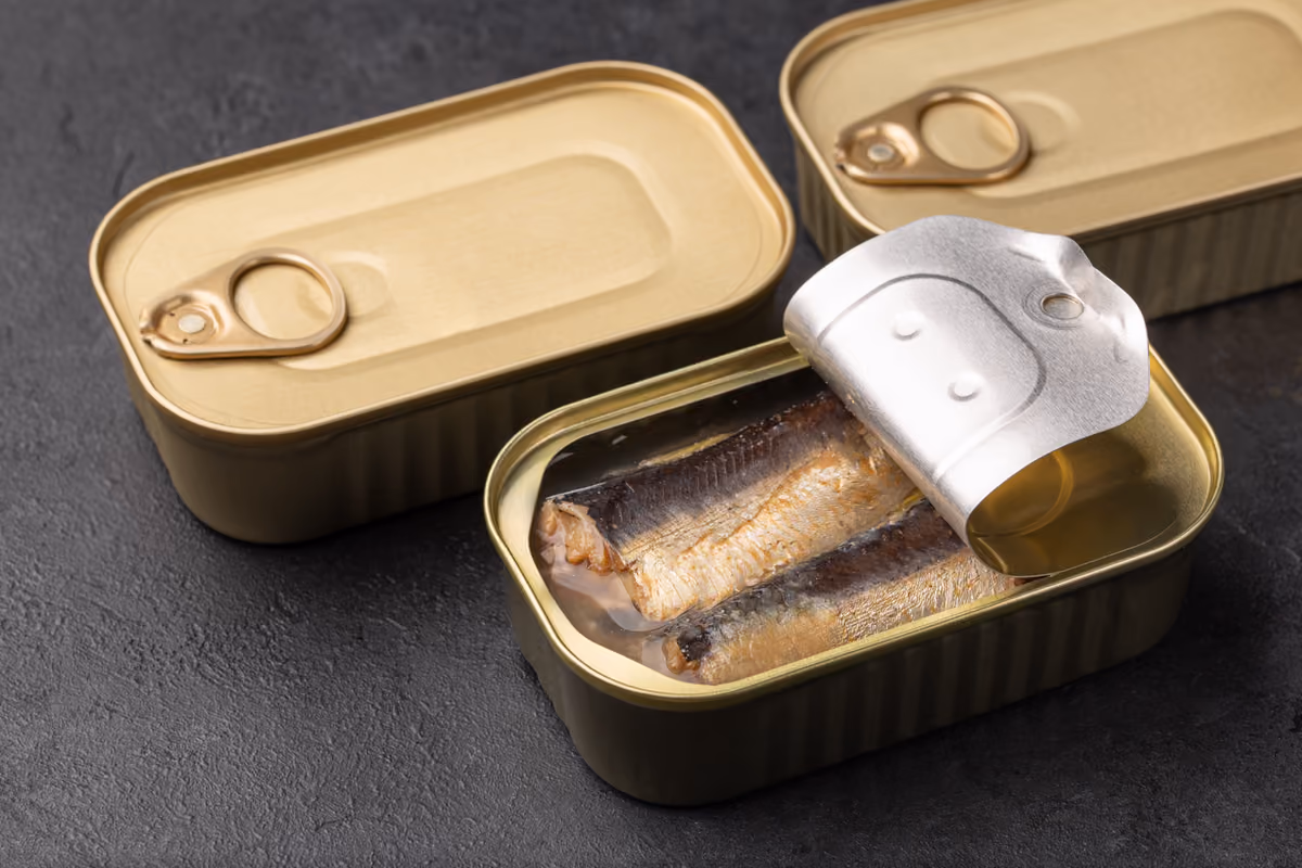 Il pesce in scatola mantiene nutrienti del fresco e apporta proteine e Omega 3