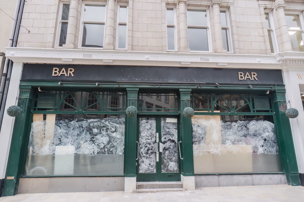 vetrine oscurate e chiuse di un bar in una strada cittadina