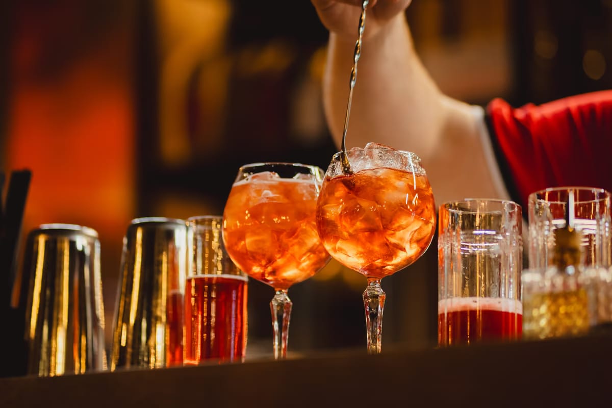 Spritz, il trucco delle bottiglie rabboccate: sequestrate bottiglie di Aperol e Campari manomesse