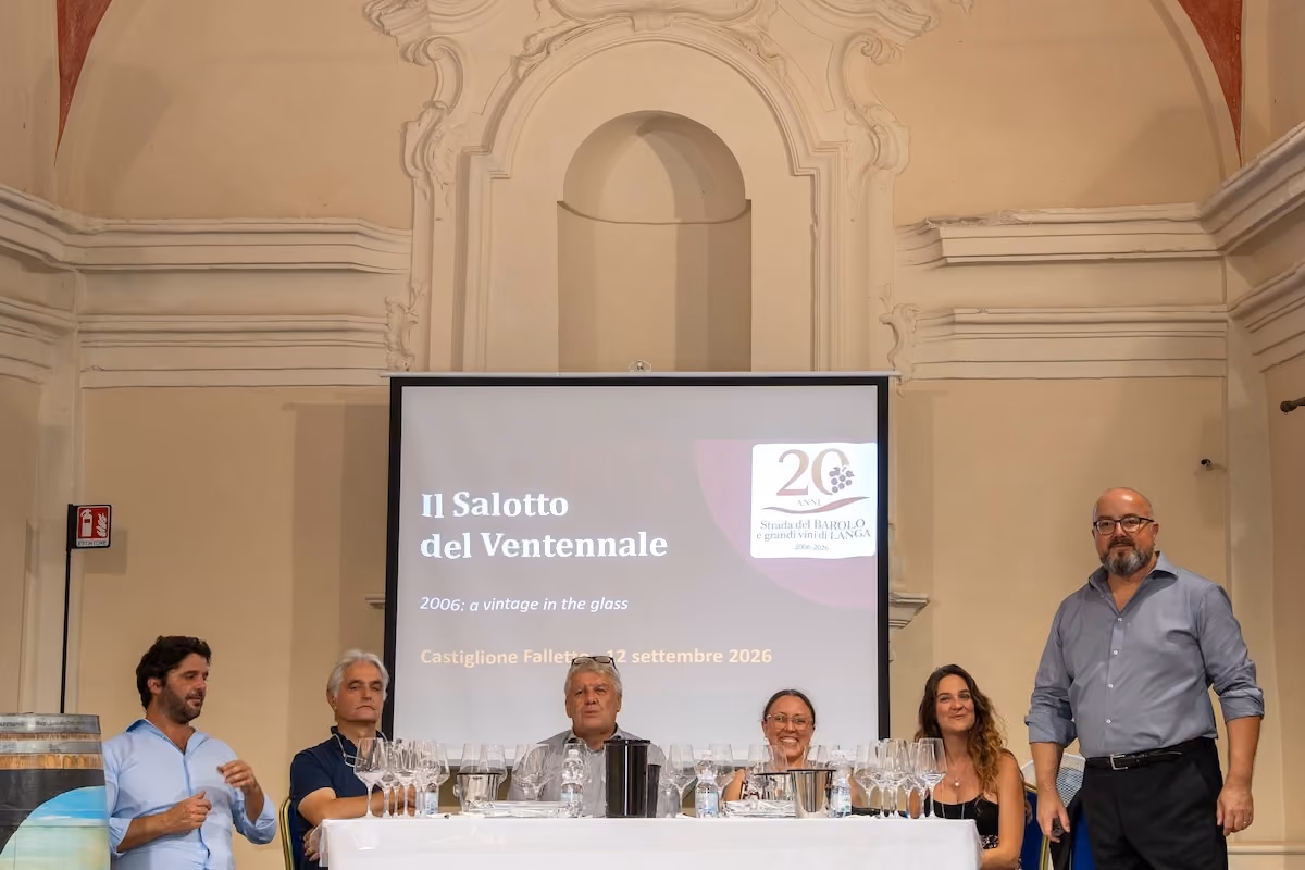 Sandro Minella, storico responsabile delle degustazioni della Strada del Barolo, con gli ospiti de "Il Salotto del Ventennale"