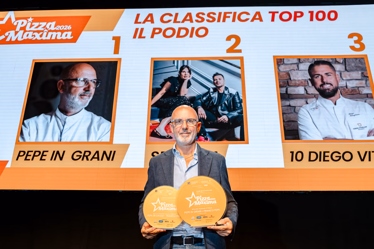 Franco Pepe premiato sul palco durante la classifica Pizza Maxima 2026