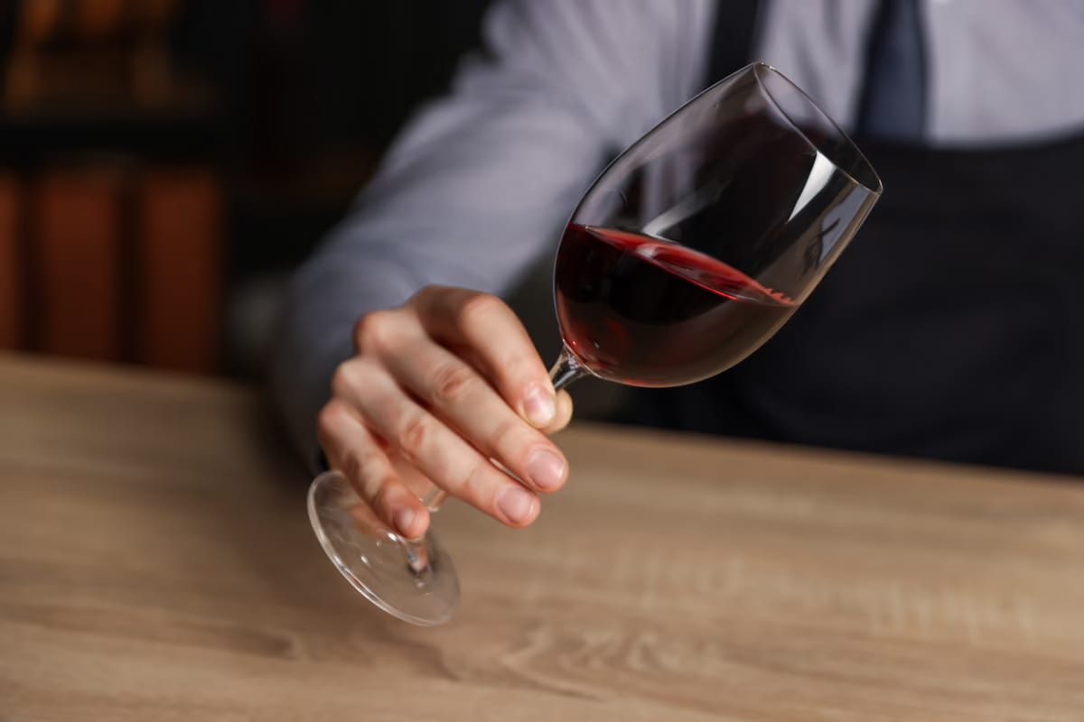 Vino, Bruxelles cambia linea sull’alcol: non tutto il consumo è considerato dannoso