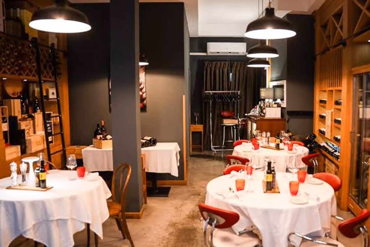 Alcuni dei tavoli del ristorante Chimera di Bacco