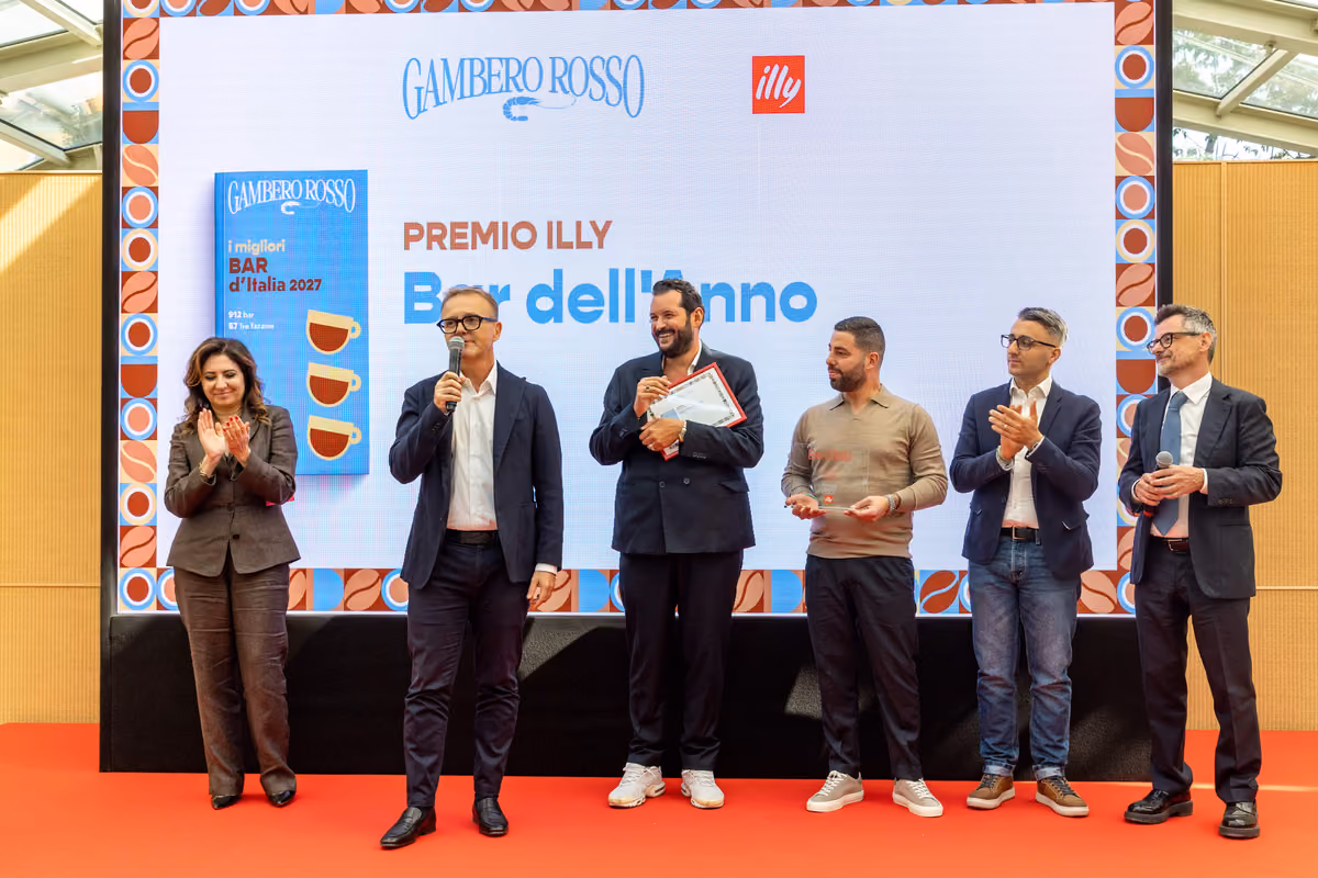 Sei persone sul palco durante la premiazione del Bar dell'Anno 2027