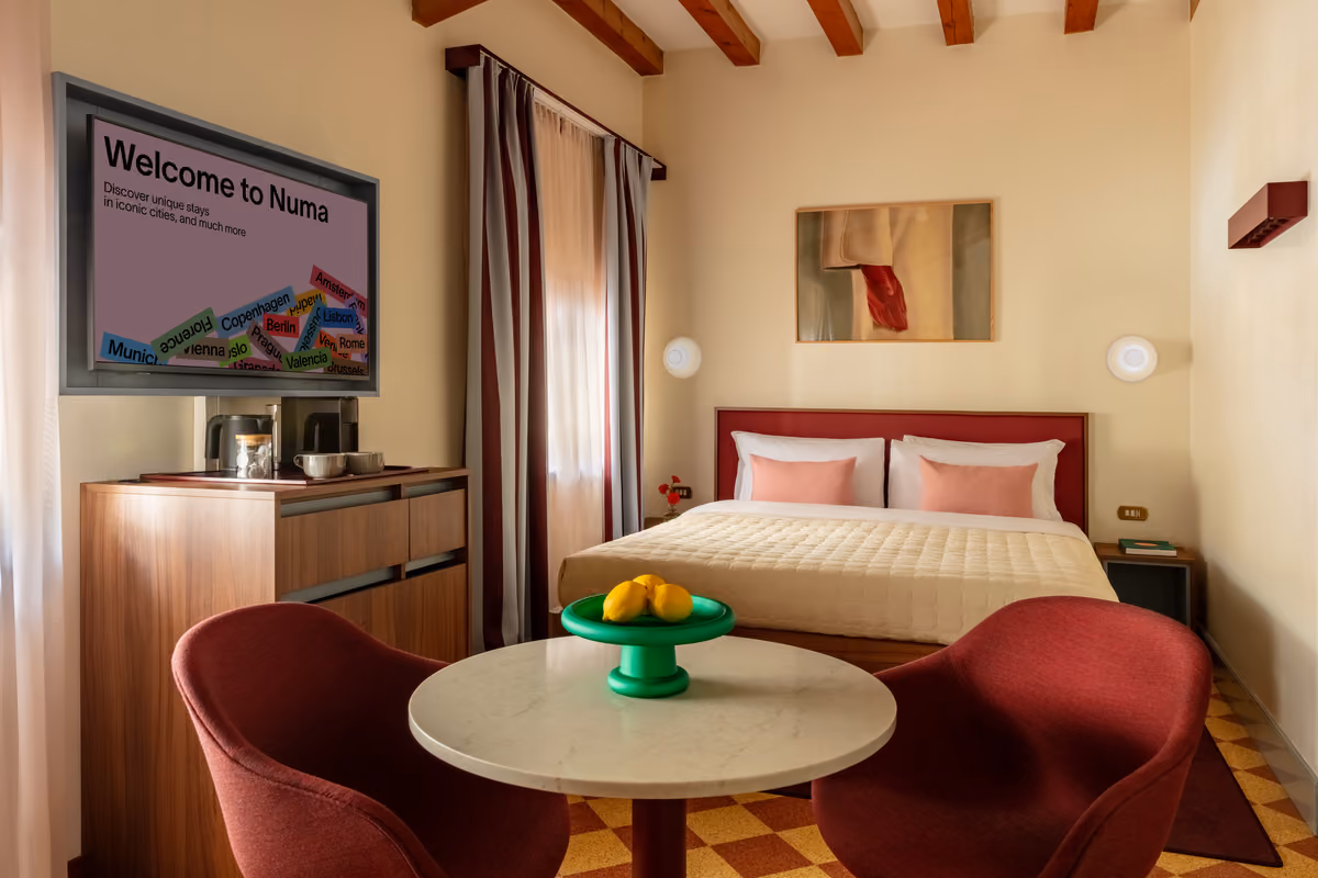 Una camera del nuovo hotel Numa a Firenza in via Della Robbia