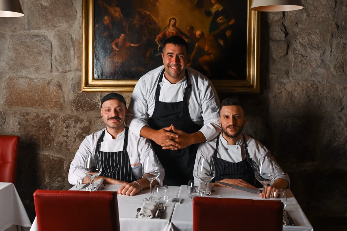 La brigata di cucina di Braceria San Lorenzo (al centro Michele Vannini)