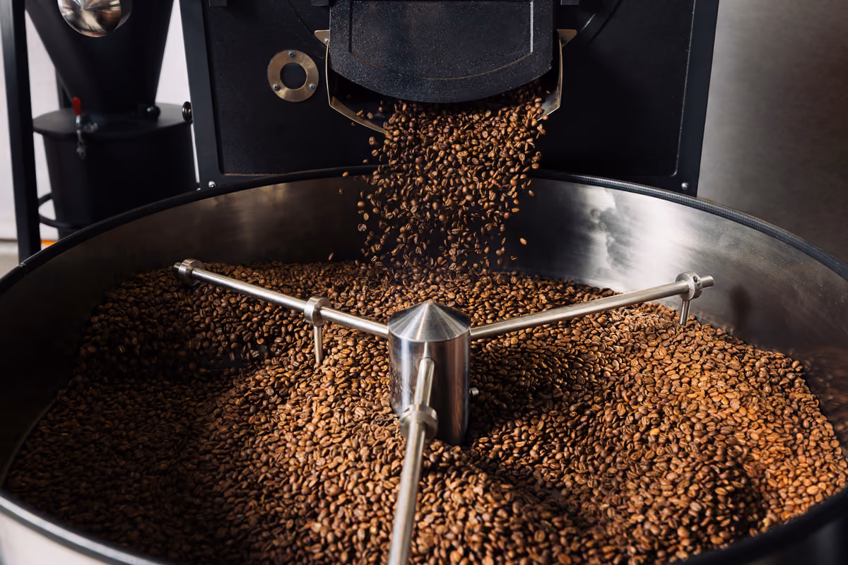 Dalla materia prima al prodotto finito, la tostatura è uno dei passaggi in cui l’Italia concentra gran parte del valore della filiera del caffè