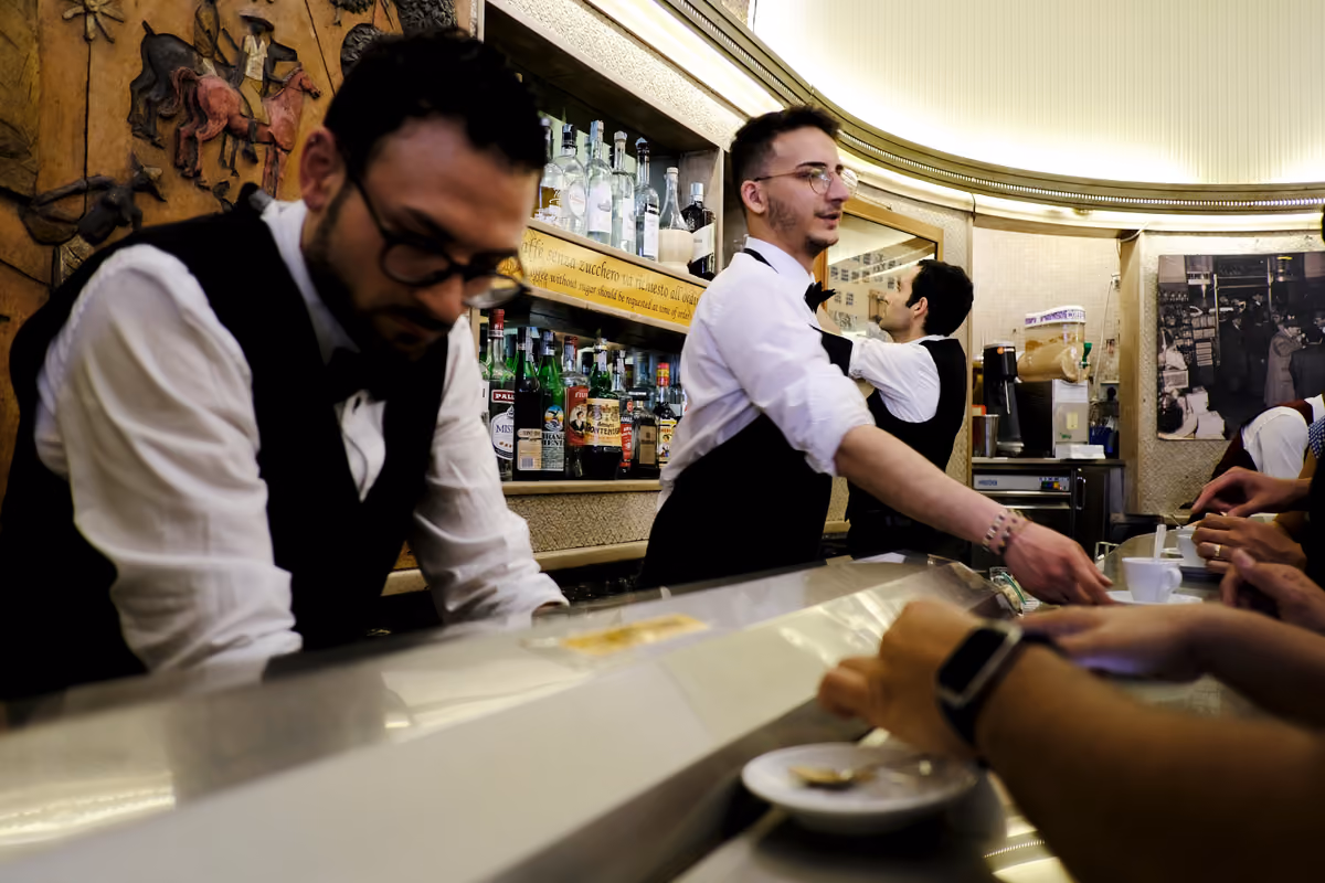 Il bar è l'ultimo anello della filiera: qui il costo del caffè si somma alle altre voci che comprimono i margini dell'attività