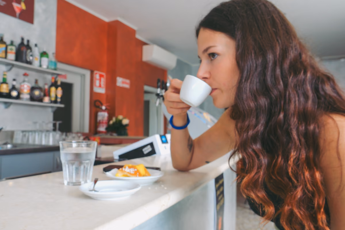 Il caffè resta un consumo quotidiano, ma casa e bar assumono funzioni sempre più diverse: dalla pausa individuale alla socialità