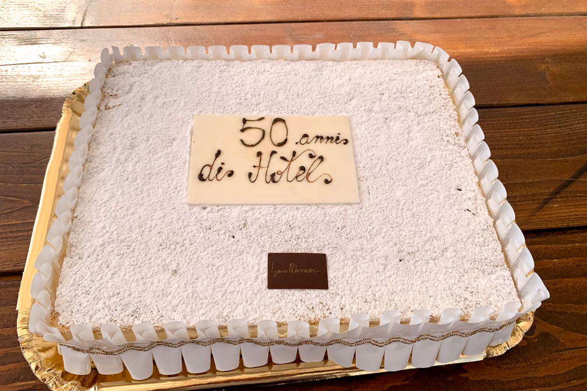 La torta per i 50 anni di Fiera Hotel servita al ristorante Ratanà di MIlano