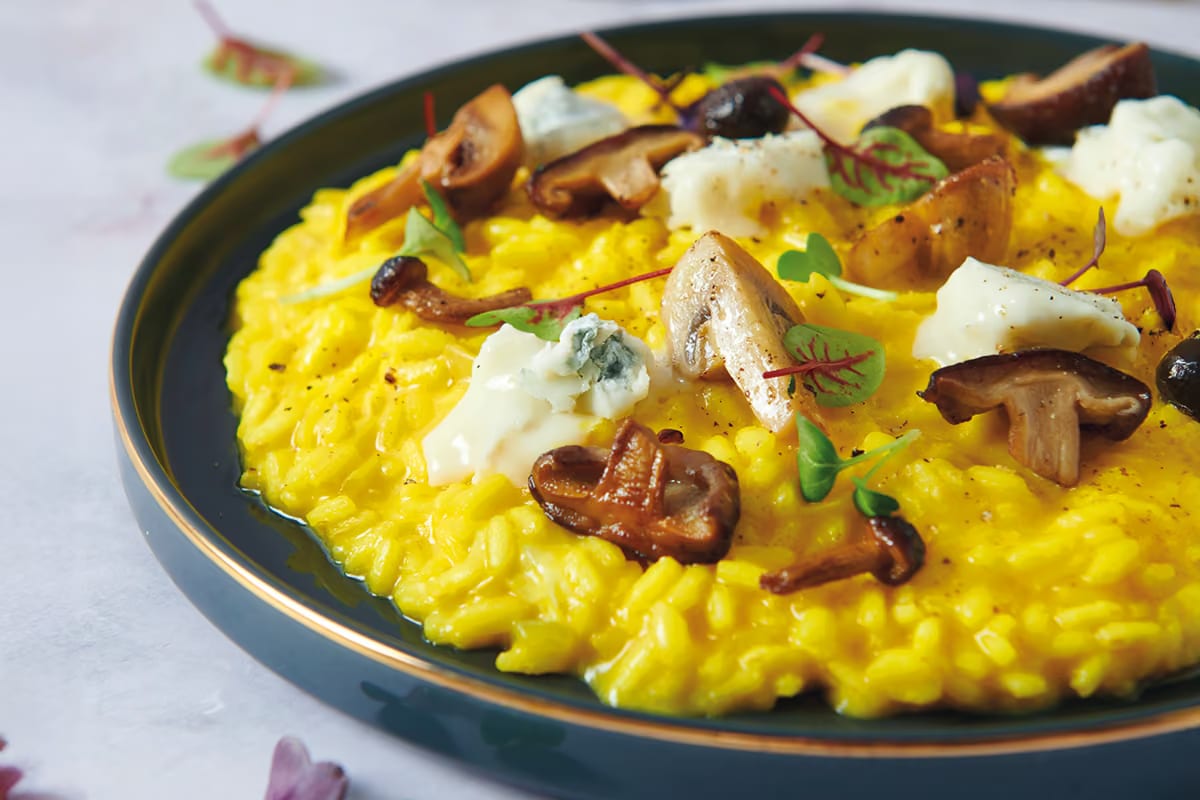 Risotto zafferano, Gorgonzola e funghi: la ricetta autunnale