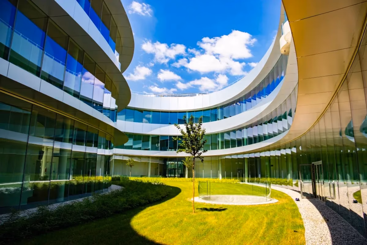 La Bocconi Business School, una delle migliori scuole di management del mondo, non ha però un percorso specificamente dedicato all'ospitalità