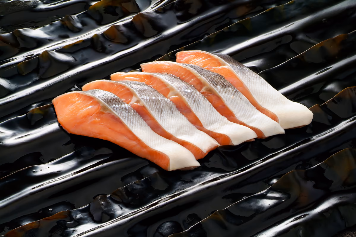 Bottura dice no al salmone allevato. Ma allora dovremmo eliminare anche oche e ostriche?