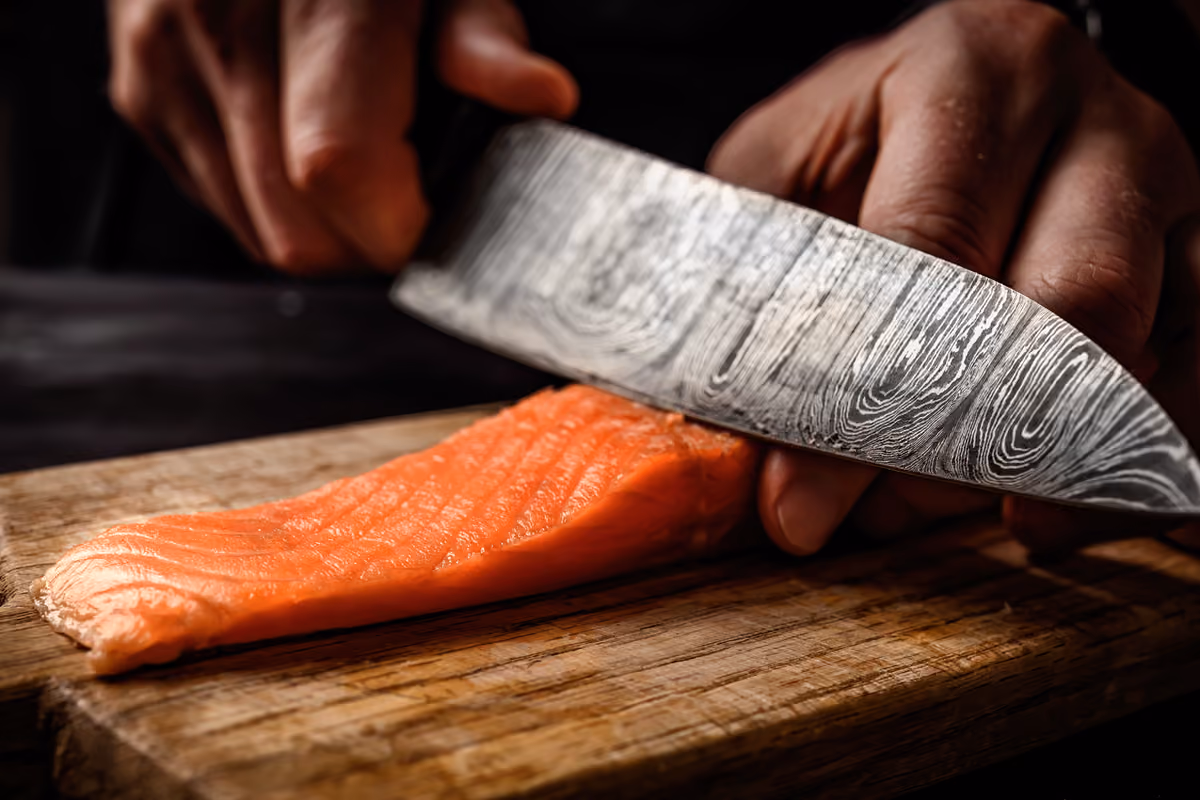 Bottura dice no al salmone allevato. Ma allora dovremmo eliminare anche oche e ostriche?