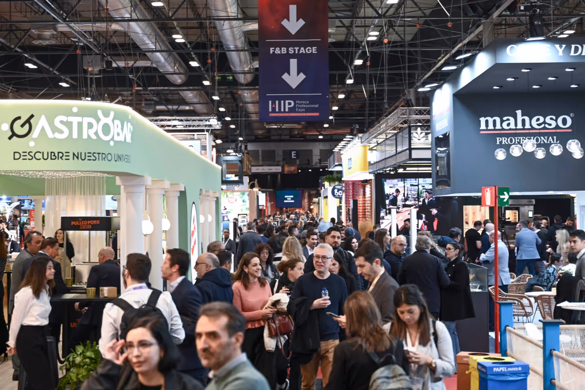 affollata fiera professionale horeca con stand espositivi e visitatori in un grande padiglione