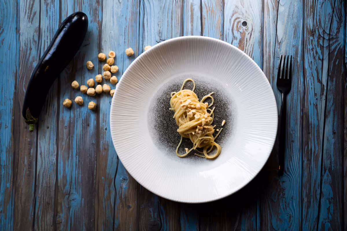 L'utilizzo di una pasta di qualità aumenta la bontà del piatto, come in questi spaghettini-monograno-cappelli-con-crema-di-melanzane-ragusano-e-nocciole