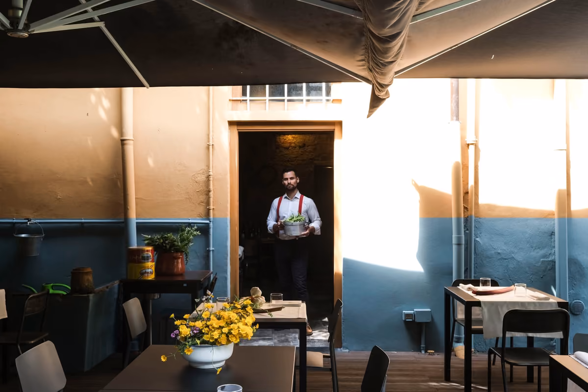 Fabio è arrivato alla sala dalla cucina (in foto, lui sull'uscio della porta che dà sulla sala esterna del ristorante)