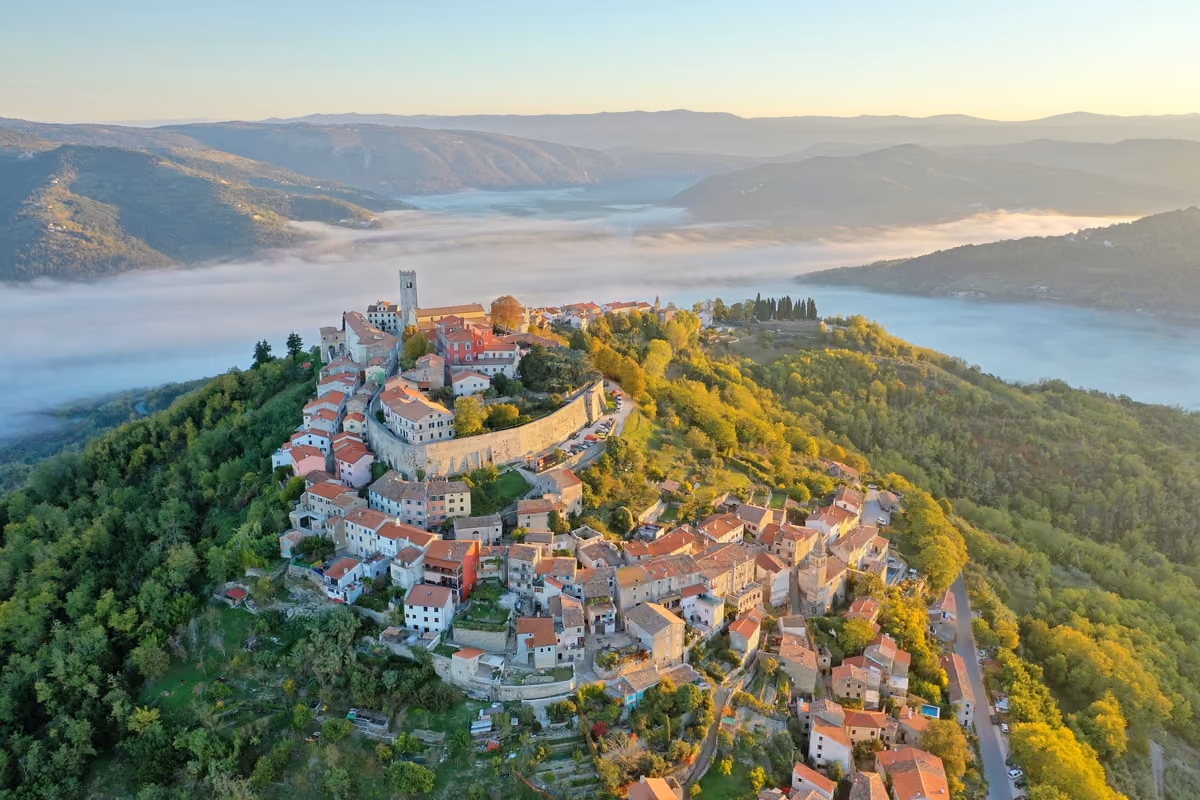 Il borgo di Montona (Motovun) arroccato sulle colline della valle del fiume Quieto