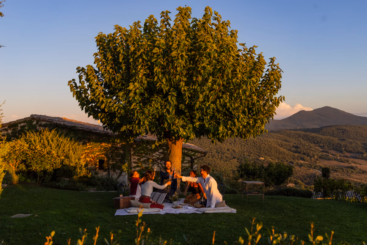 Dentro Monteverdi Tuscany, il borgo della Val d'Orcia rinato intorno all'ospitalità
