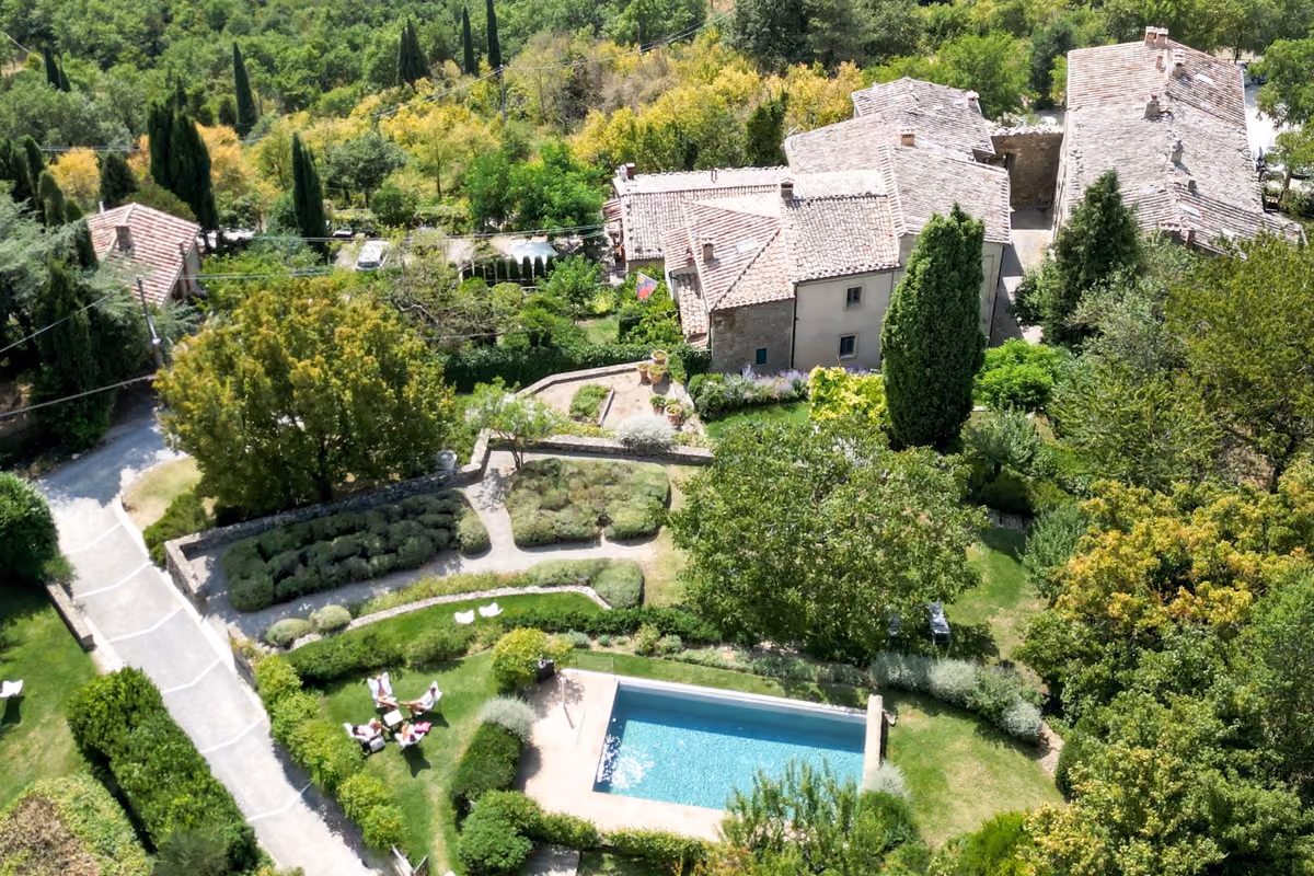 Veduta aerea del borgo di Monteverdi Tuscany con piscina immersa nel verde