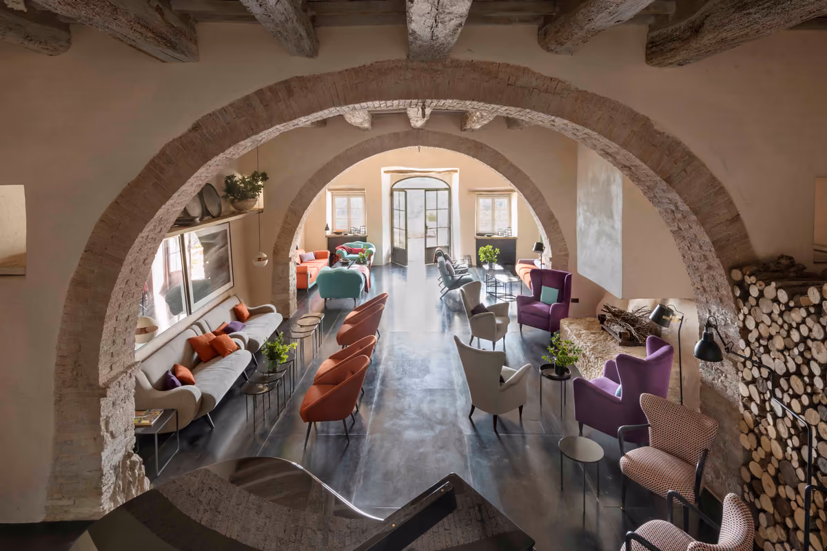 Dentro Monteverdi Tuscany, il borgo della Val d'Orcia rinato intorno all'ospitalità