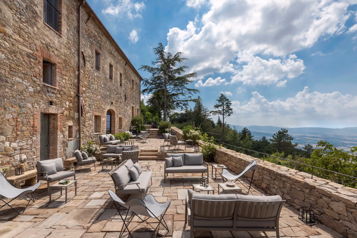 Dentro Monteverdi Tuscany, il borgo della Val d'Orcia rinato intorno all'ospitalità