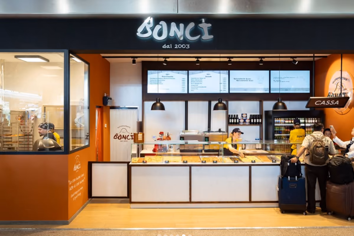 Negozio Bonci all'interno della stazione di Roma Termini con bancone e personale al lavoro