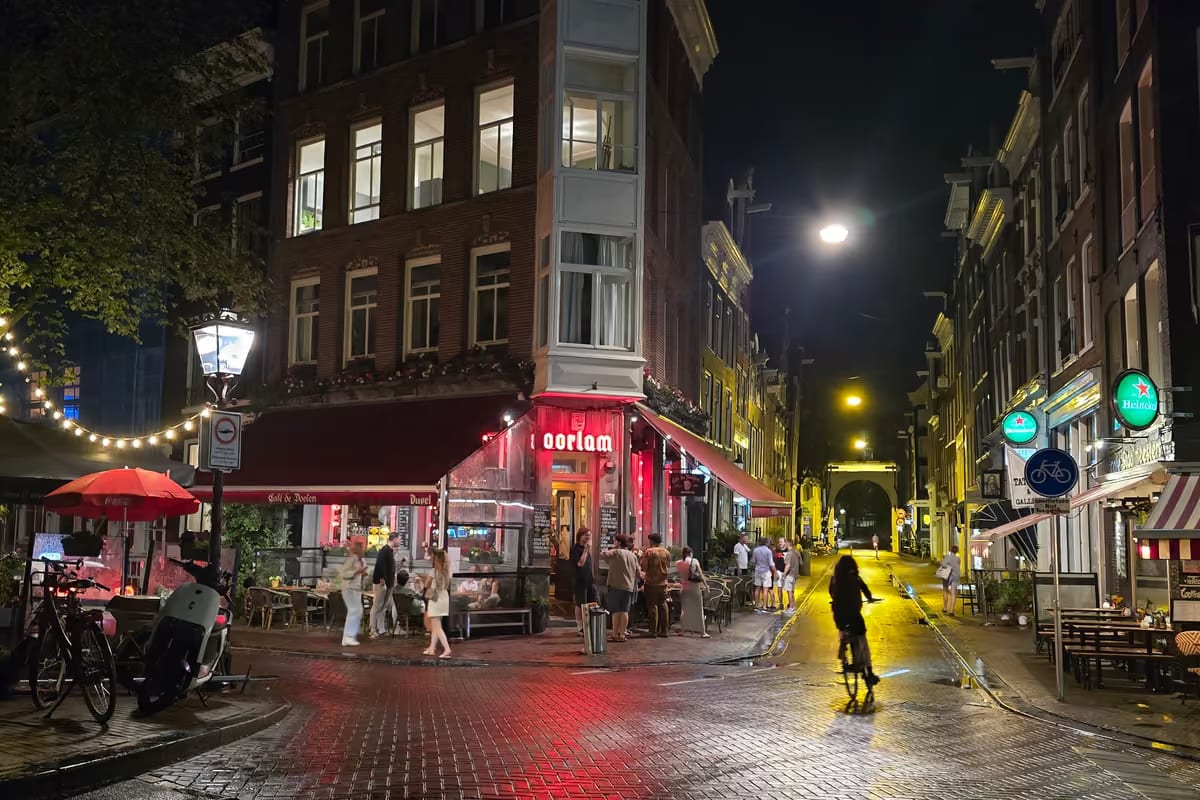 Amsterdam, la nuova mixology passa dagli hotel: 4 bar dove il cocktail diventa esperienza