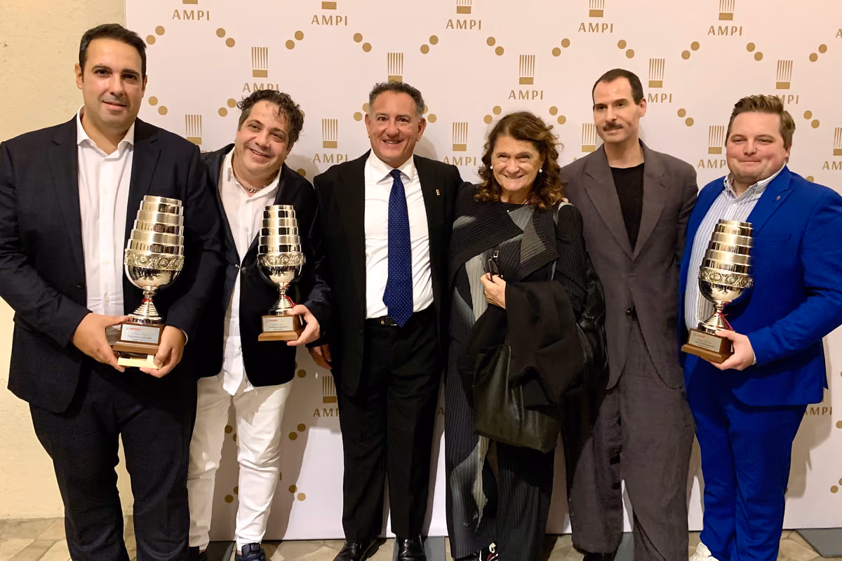 I premiati Marco Pinna, Gianluca Fusto e Filippo Valsecchi con Sal De Riso e i rappresentanti della famiglia Pavoni
