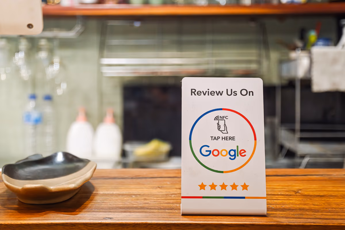 Cartello informativo con tecnologia NFC per lasciare recensioni Google su un bancone