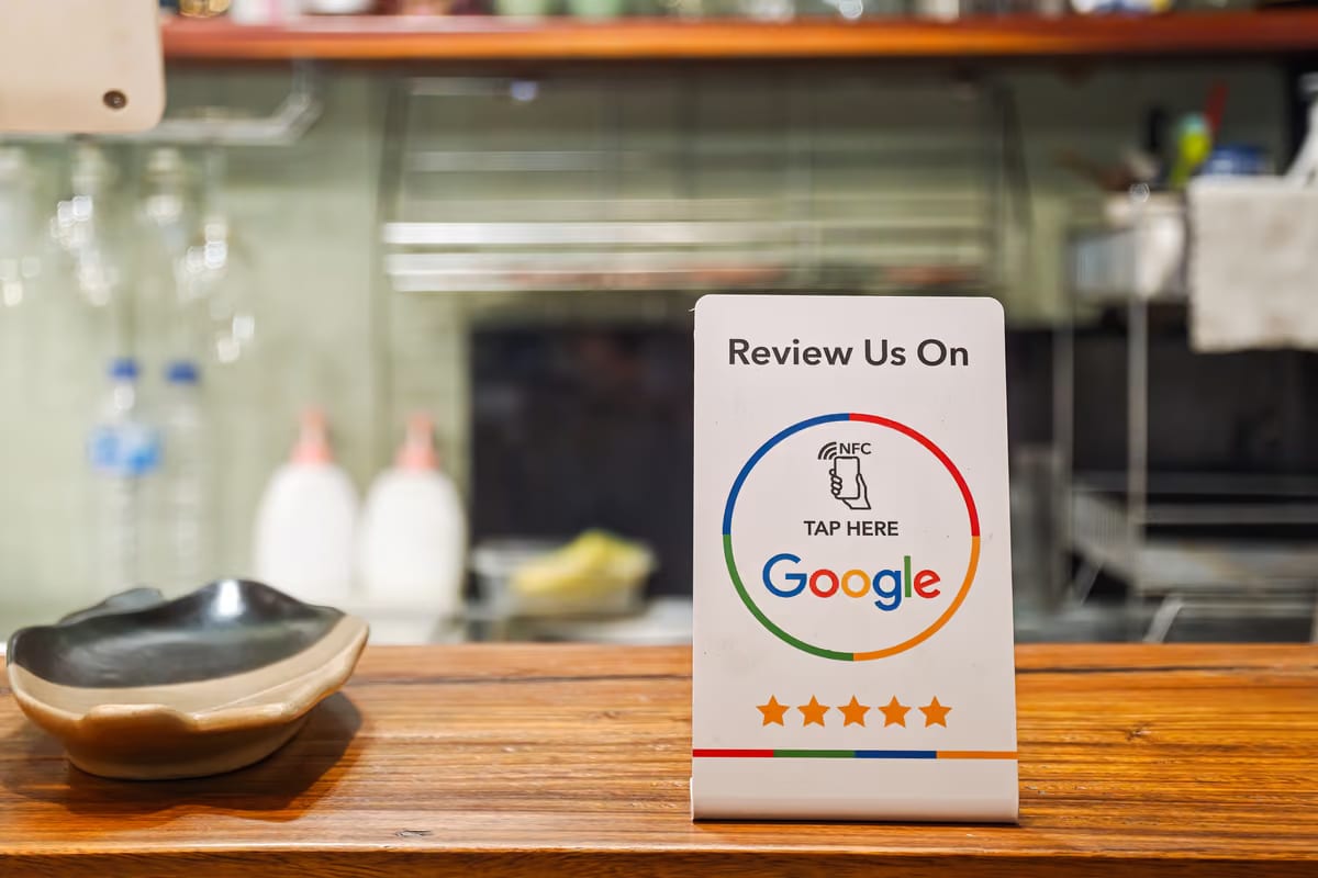 Recensioni false, segnalarle non basta: come può tutelarsi il ristorante