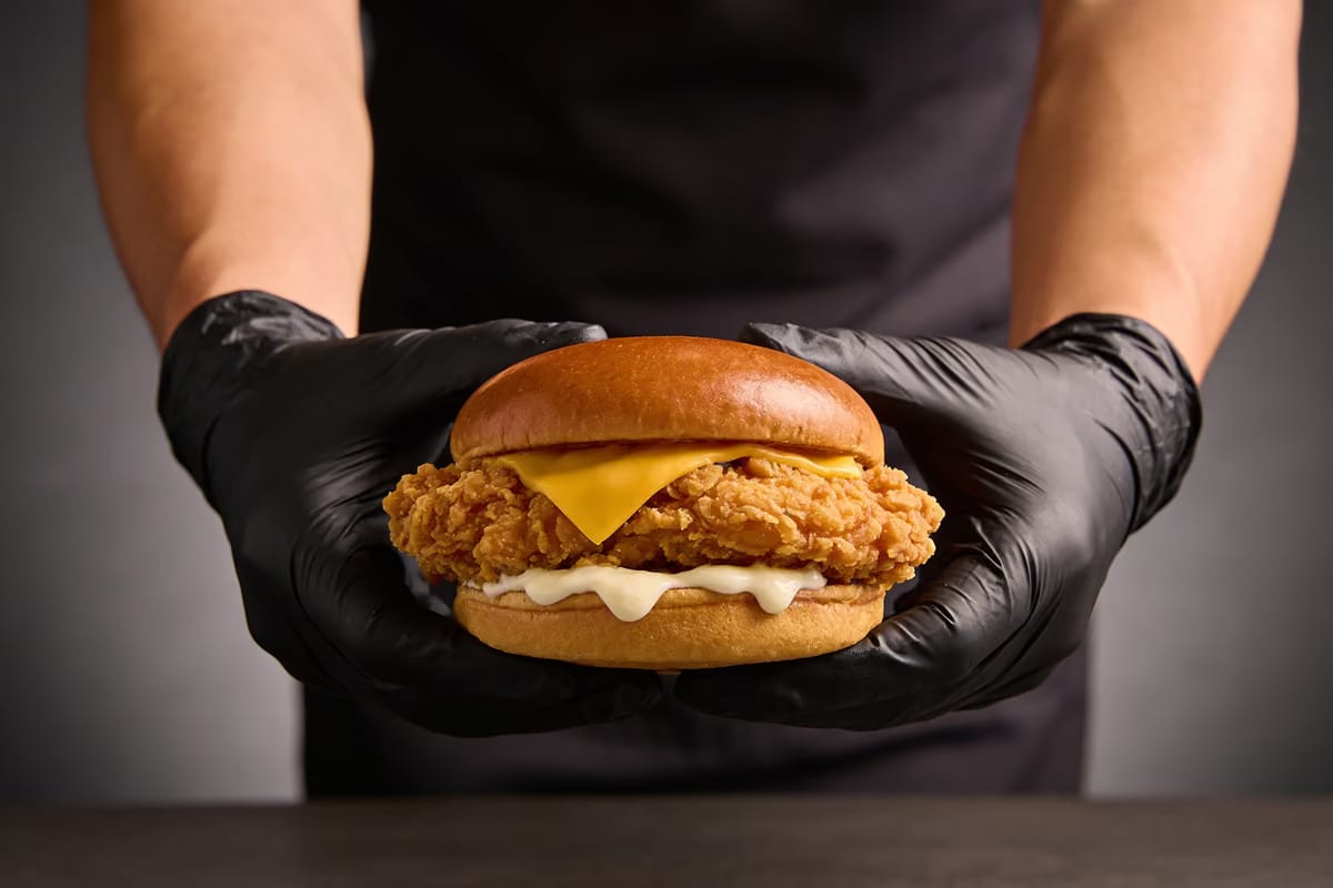 Il pollo conquista i fast food: McDonald's cambia menu e KFC punta sulla focaccia