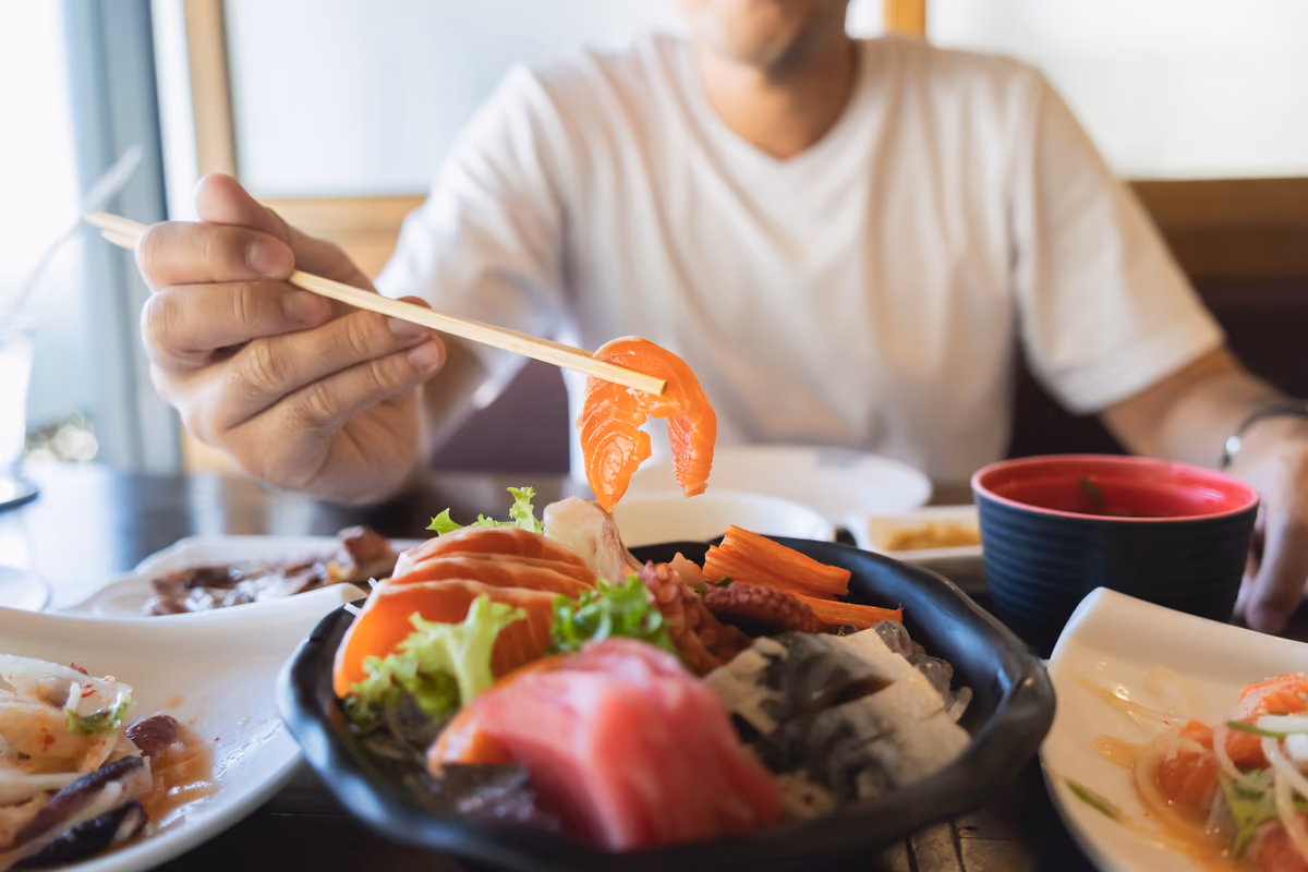 Bottura mette al bando il salmone allevato, ma il mercato va nella direzione opposta