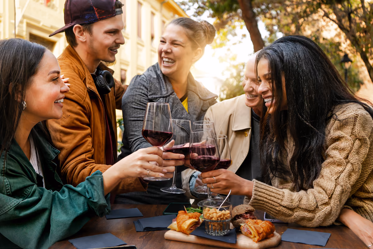 Aperitivo, per oltre metà degli italiani cibo e prezzo contano più dei drink nella scelta del locale