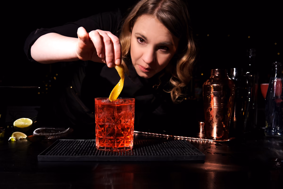 Aperitivo, per il 54% degli italiani il bartender deve saper consigliare