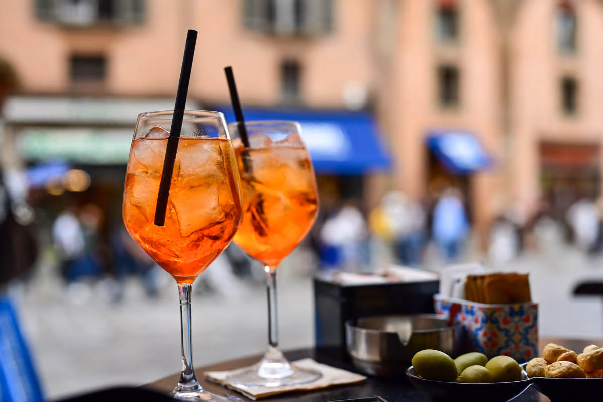Aperitivo, gli italiani spendono 15,7 euro di media