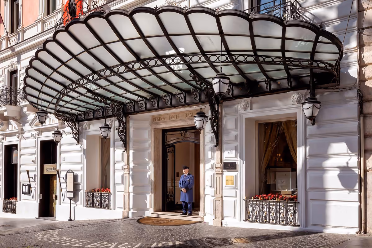 Ingresso del Regina Hotel Baglioni in via Veneto con un portiere all'entrata