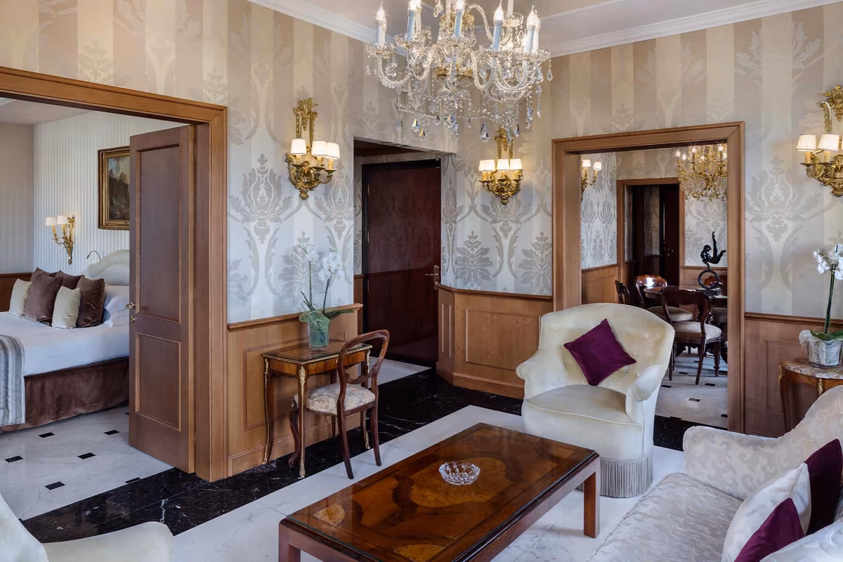 Il Baglioni Regina cambia pelle: in Via Veneto riparte da camere e ristorante