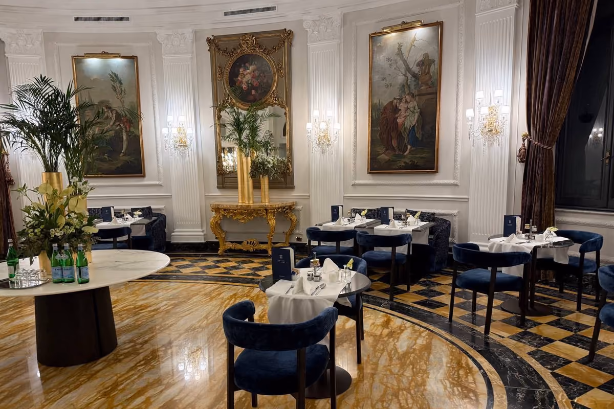 Il Baglioni Regina cambia pelle: in Via Veneto riparte da camere e ristorante