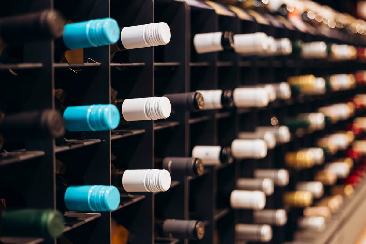 Imbottigliamenti di vino in calo, ma le giacenze continuano a crescere